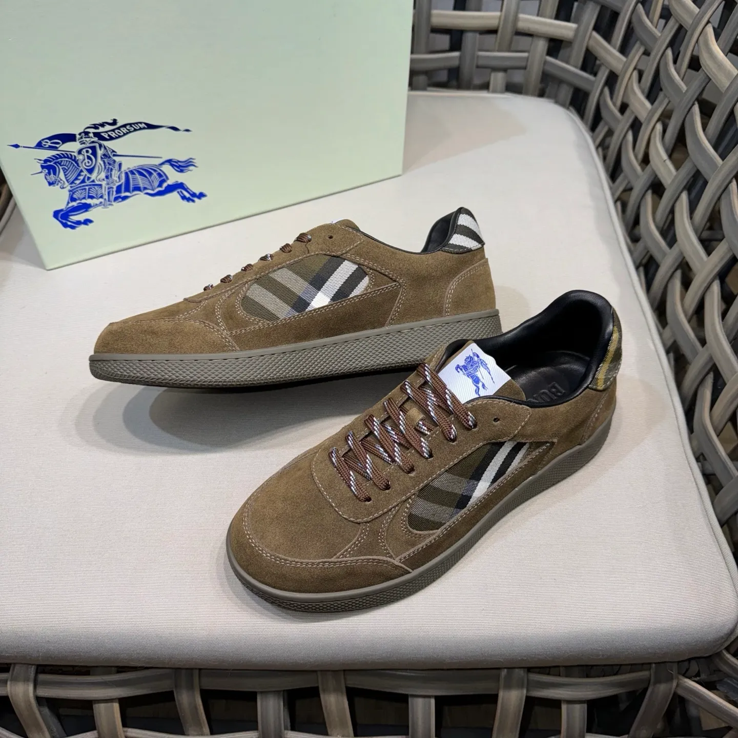 [Burberry] Top P: 680💰Size: 38-44 (45.46 custom-made) Burberry official website synchronized men's classic low-top sneakers | Made of original first-layer cowhide | Decorated with renewed brand logo | First-layer cowhide lining | Heel decorated with Burberry letter embossed logo | Original TPU outsole.